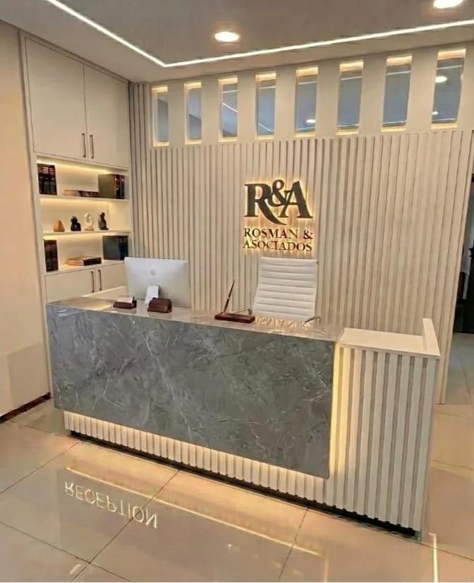 Recepción del Estudio Rosman & Asociados, con el logo sobre la pared